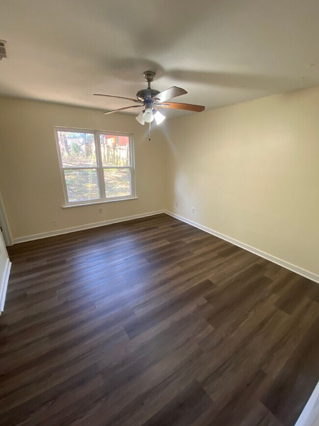 Building Photo - Gorgeous 3 Bedroom 2 Bathroom Single-Family!