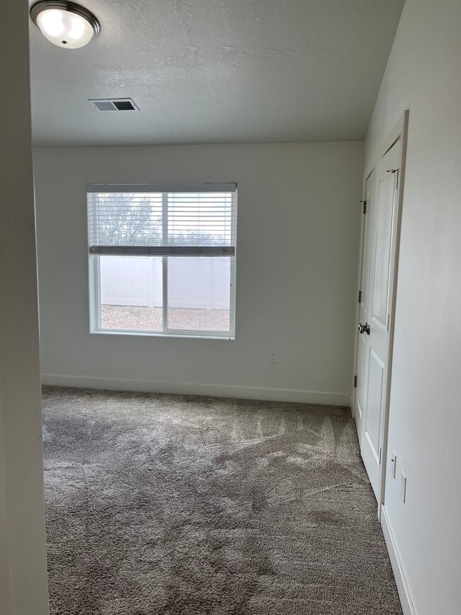 Building Photo - 2155 N 550 W