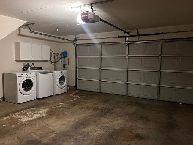 Building Photo - Spacious Townhome in Swallows Nest Country Club