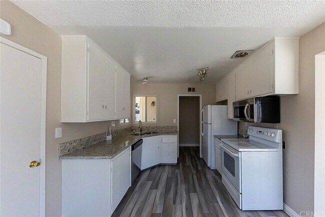 Building Photo - High-Quality Riverside Room Rental