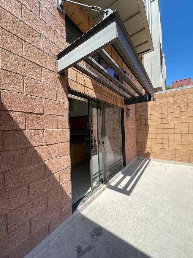 Building Photo - 330 S Farmer Ave