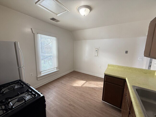 Building Photo - 1206 Pringle Ave