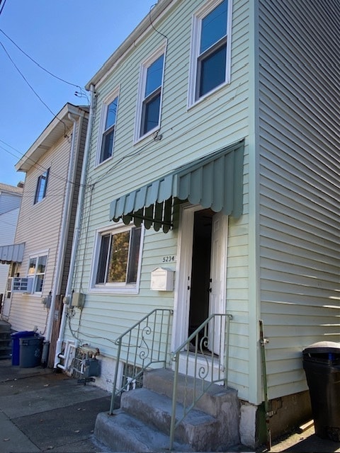 Large home on a quiet street - 5234 Holmes St