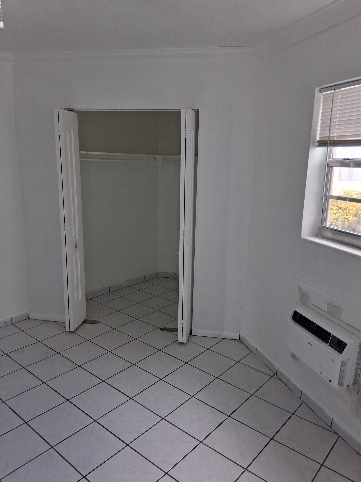 Building Photo - 1605 NE Miami Gardens Dr