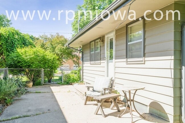 Building Photo - WELCOME HOME!! 3 Bedroom, 1 Bath Home in Des Moines