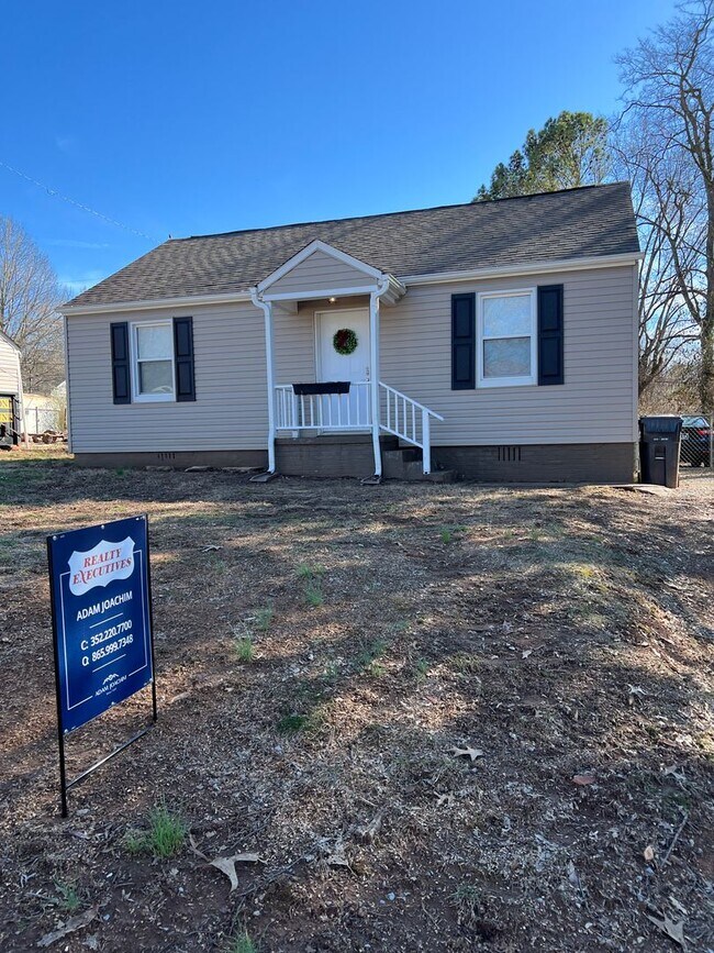 Building Photo - Knoxville 37920 - 2 bedroom, 1 bath home - Contact Adam Joachim (352) 220-7700