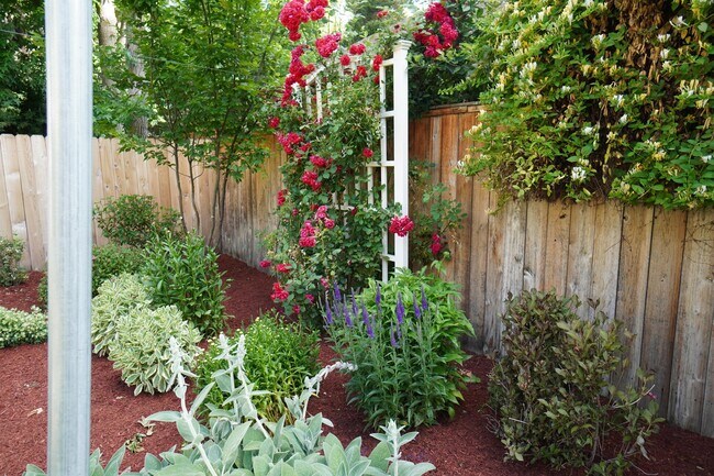 Building Photo - 1394 E Holly St