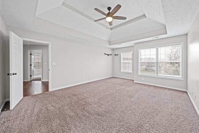 Building Photo - Beautiful, Large Home Close to Ft. Campbell and I24