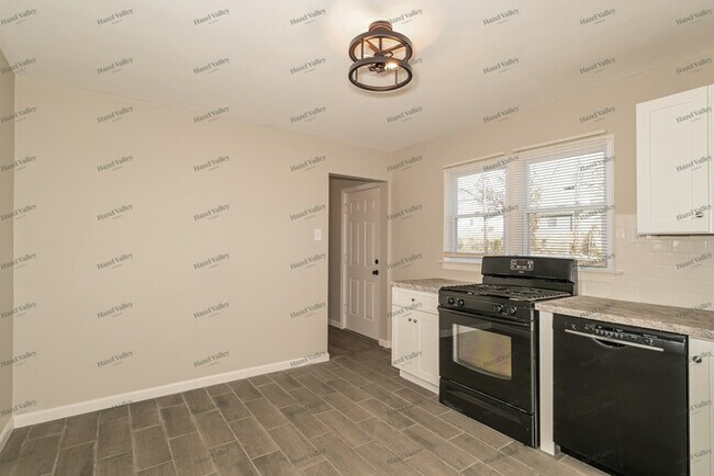 Building Photo - 9854 Dennis Dr