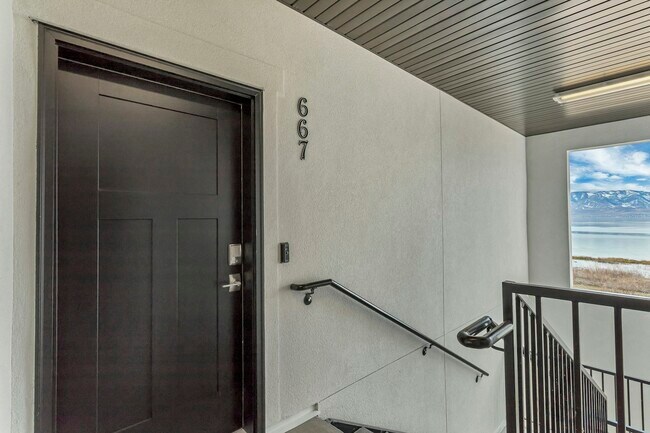 Building Photo - 667 N 380 W