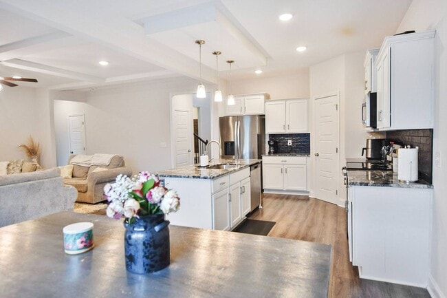 Building Photo - Pet Friendly Four Bedroom with Bonus!
