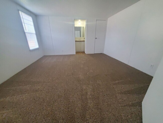 Building Photo - Ready to move in!