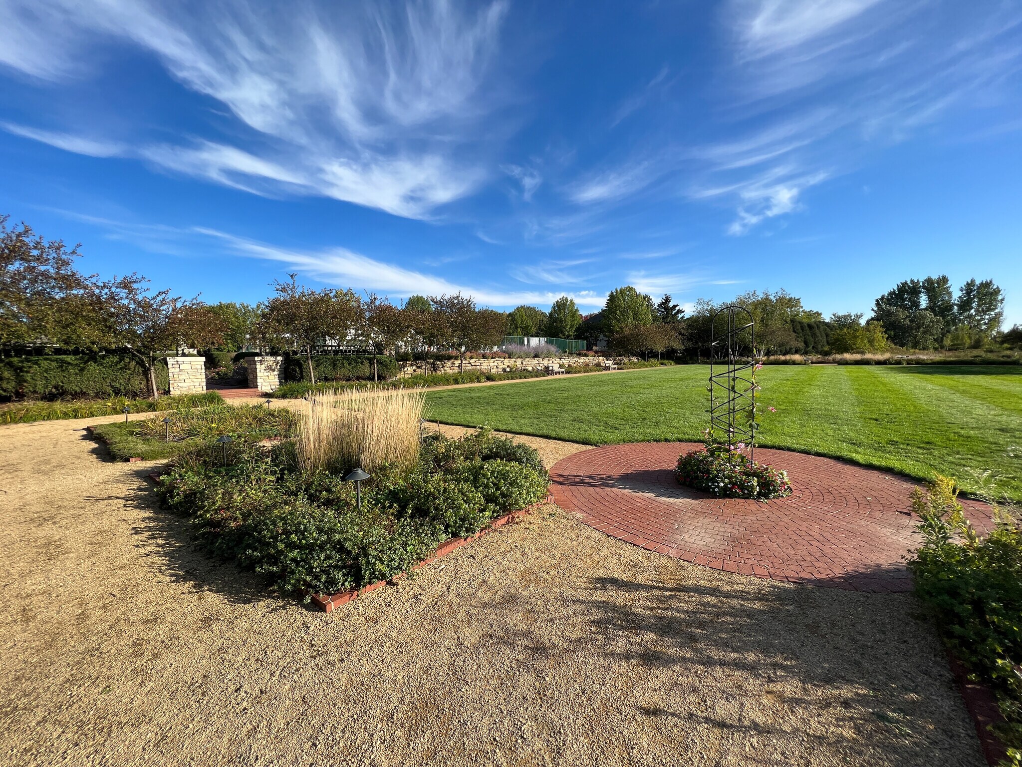 Beautiful gardens - 3443 Cherry Ln