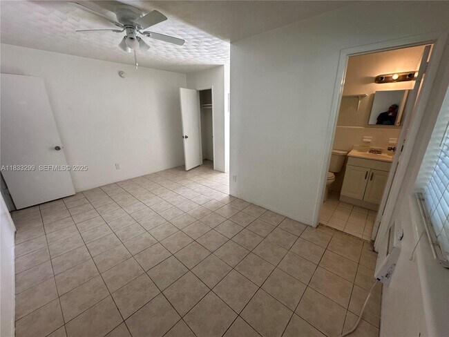 Building Photo - 610 NE 12th Ave