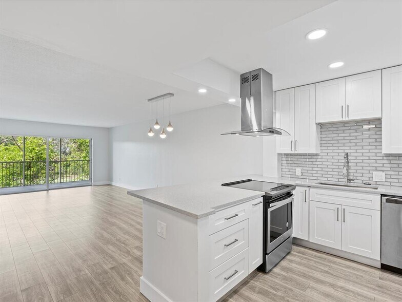 Building Photo - 3150 N Palm Aire Dr