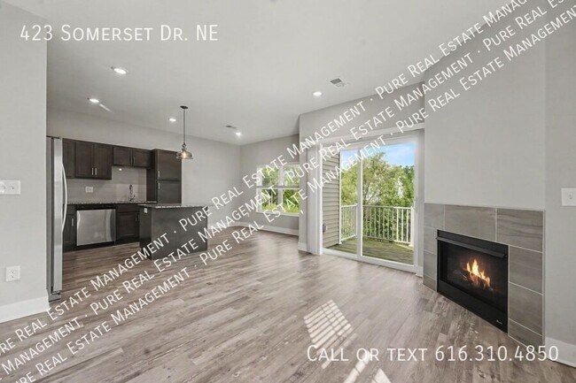 Building Photo - 423 Somerset Dr NE