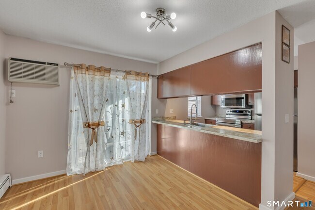 Building Photo - 60 Old Town Rd