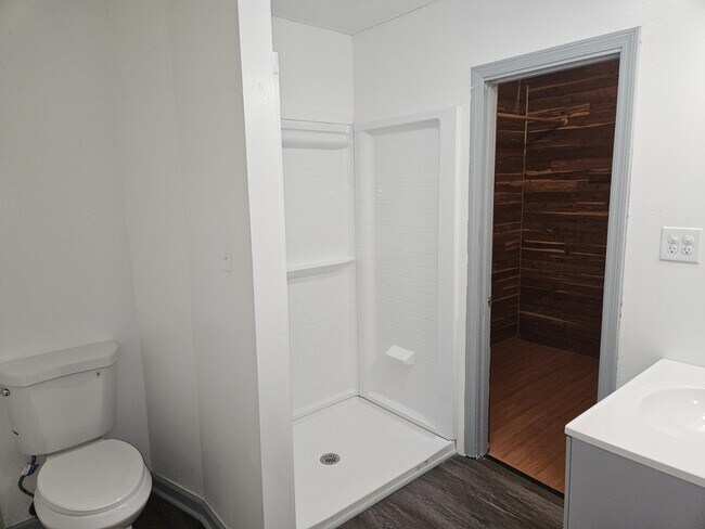 Building Photo - 415 College Dr