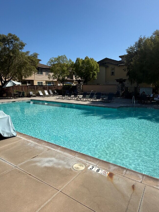 Building Photo - Don't miss out!  This beautiful spacious home offers open floor plan, lot's of natural light, pri...