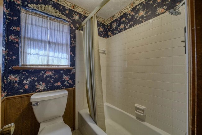 Building Photo - 308 SE Camelot Dr