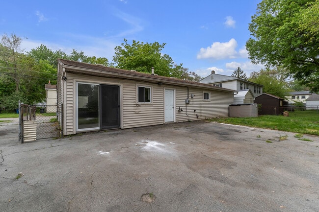 Building Photo - 2331 Deerfield Ct