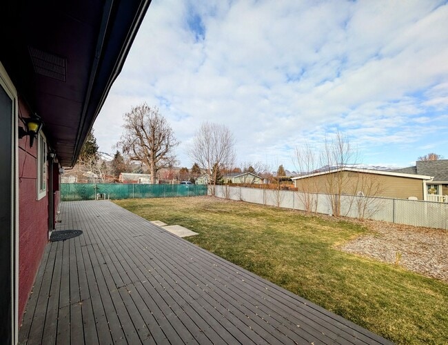 Building Photo - 3-Bedroom Home w/ 2-Car Garage & Fenced-In Backyard