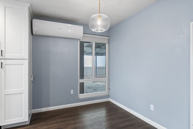 Building Photo - MOVE IN SPECIAL: 1/2-Off First Month's Ren...