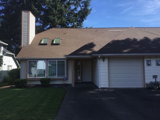 Building Photo - 2 Bedroom-1.75 Bath Single Story Condo/Just minutes from shopping, restaurants & great location f...