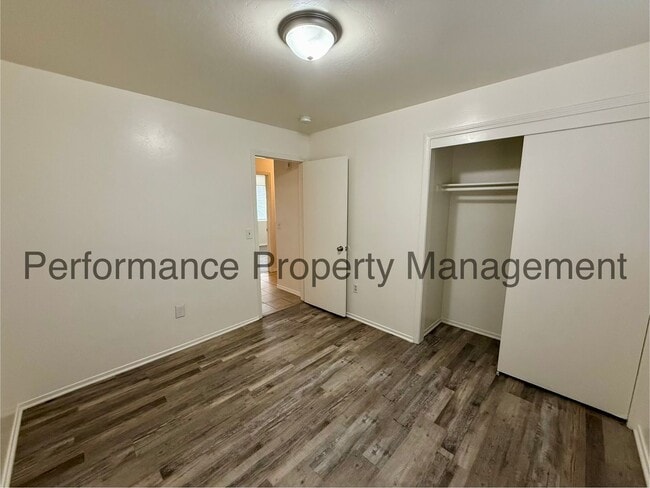 Building Photo - 1408 E 9th St