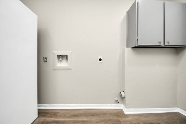 Building Photo - 1736 Crestdale Dr