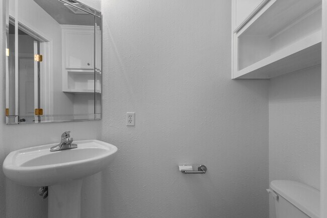 Building Photo - 405 Harbor Oaks Dr