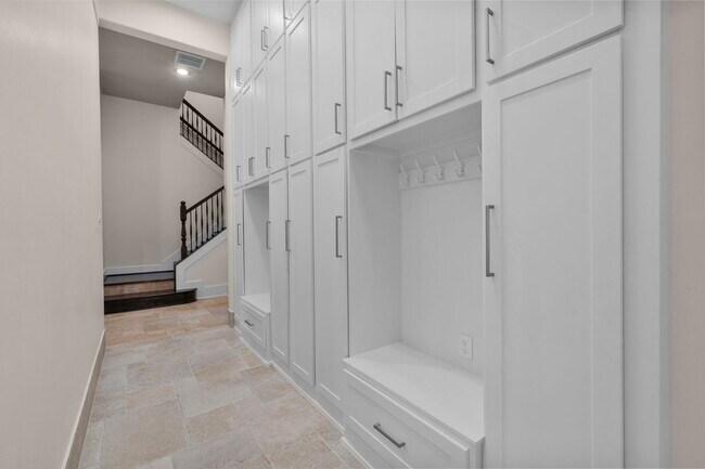Building Photo - 2102 Countryshire Ln