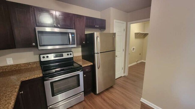 Building Photo - 3/1 Apartment in Batesville • Water Included • Commutable