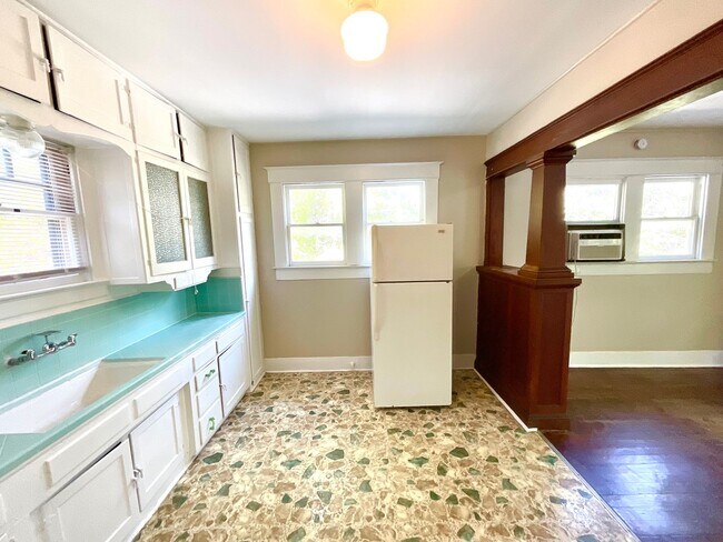 Building Photo - 810 W Magnolia Ave