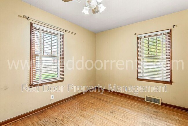 Building Photo - 328 N Post Rd