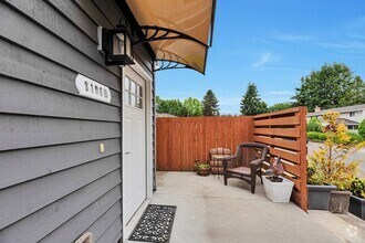Building Photo - For Rent: Stunning 2BR/1BA Above-Garage Ap...