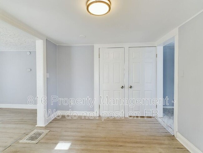 Building Photo - 1127 S Hocker Dr