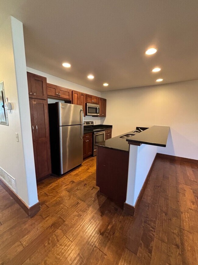 Building Photo - FIRST MONTH'S RENT 1/2 PRICE!!!