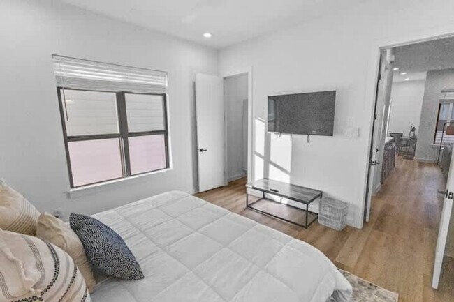 Building Photo - 6740 Peerless St