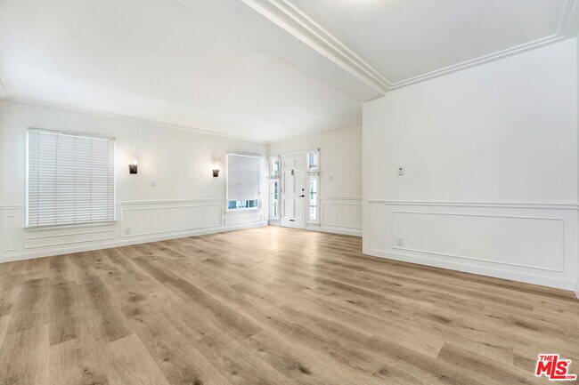 Building Photo - 308 S Reeves Dr
