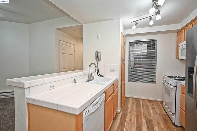 Building Photo - 280 Caldecott Ln