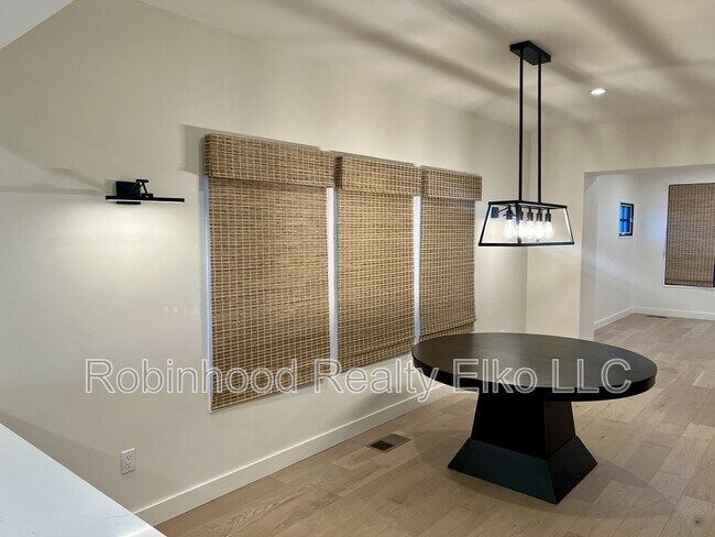 Building Photo - 753 Oak St