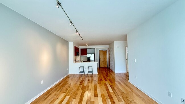 Building Photo - 1BR + Den / 1BA with Private Patio + Parking!