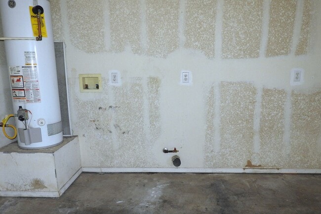 Building Photo - Inviting 3+2 split Floor plan!