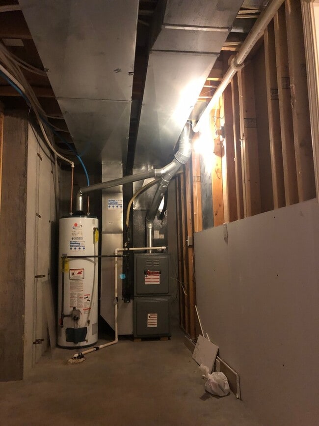 Building Photo - SPACIOUS SINGLE FAMILY IN GREAT LOCATION