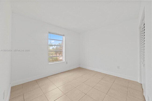 Building Photo - 525 W 69th St