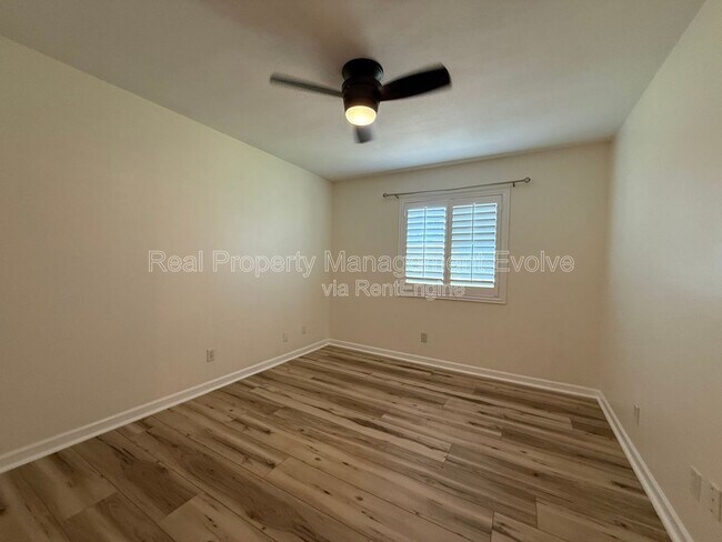 Building Photo - 6502 E Grandview Dr