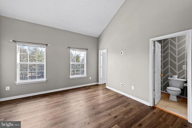 Building Photo - 8833 Hawthorne Ct