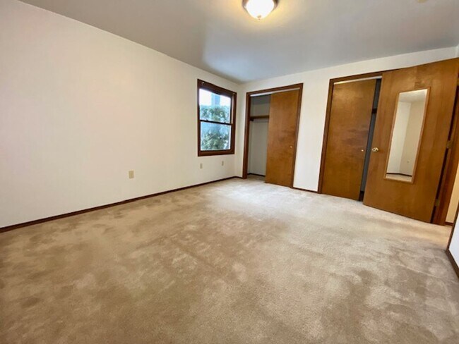Building Photo - Cozy 1 Bedroom 1 Bath Lower Apartment W/Garage & Coin-Op Laundry!