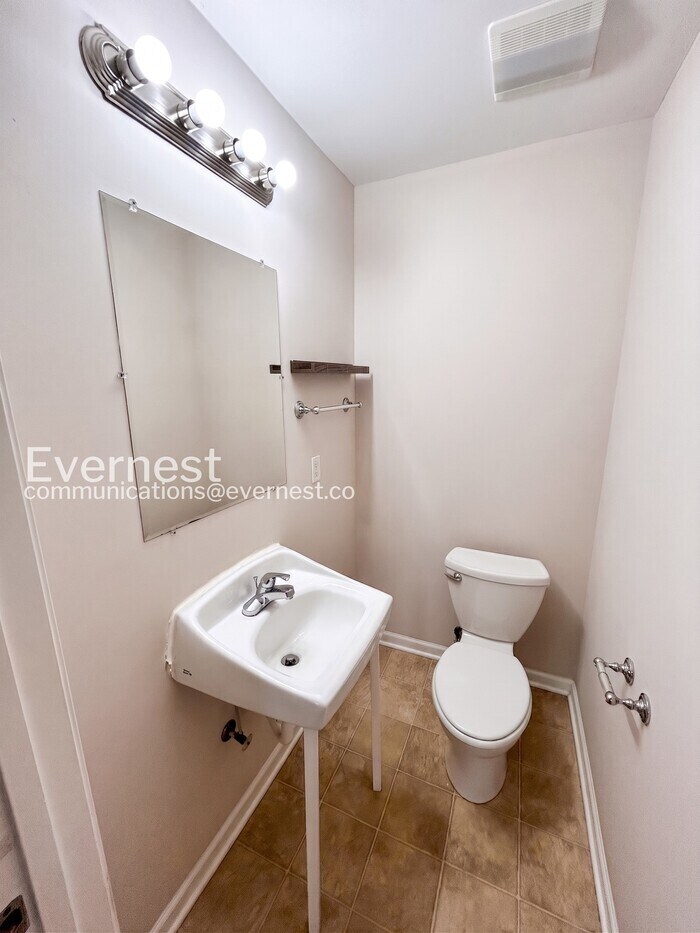 Building Photo - 701 Vineland Ct